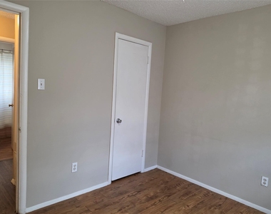 2909 S 27th Street - Photo Thumbnail 8