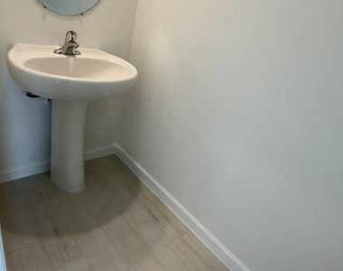 646 Salisbury Circle - Photo Thumbnail 6
