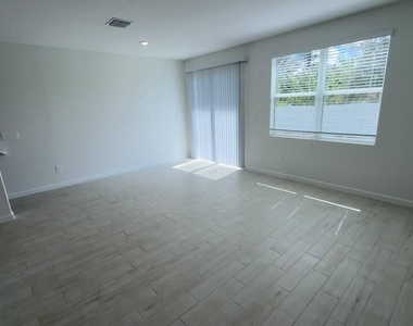646 Salisbury Circle - Photo Thumbnail 11
