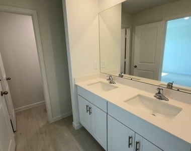 646 Salisbury Circle - Photo Thumbnail 23
