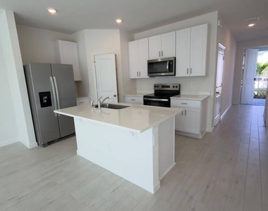 646 Salisbury Circle - Photo Thumbnail 14