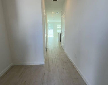 646 Salisbury Circle - Photo Thumbnail 9