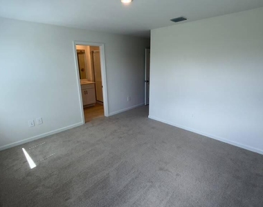 646 Salisbury Circle - Photo Thumbnail 21