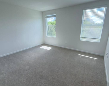 646 Salisbury Circle - Photo Thumbnail 25