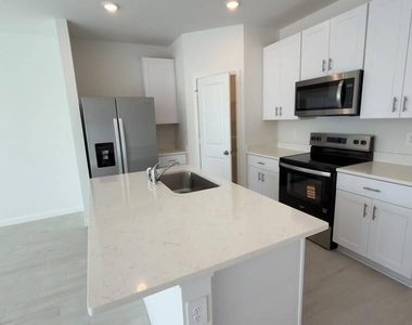 646 Salisbury Circle - Photo Thumbnail 10
