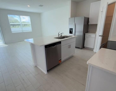 646 Salisbury Circle - Photo Thumbnail 7