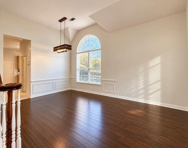 1920 Hillcroft Drive - Photo Thumbnail 2