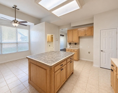 1920 Hillcroft Drive - Photo Thumbnail 4