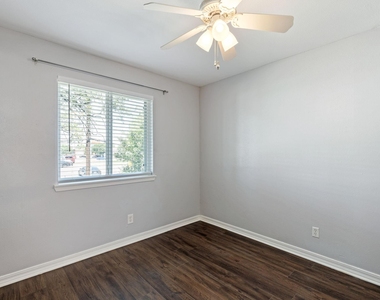 6646 E Lovers Lane - Photo Thumbnail 11