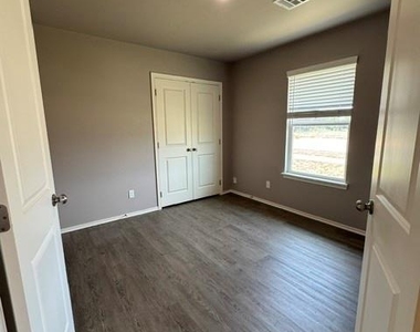 900 Coles Creek - Photo Thumbnail 4