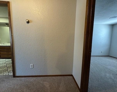 2913 Village Circle - Photo Thumbnail 18