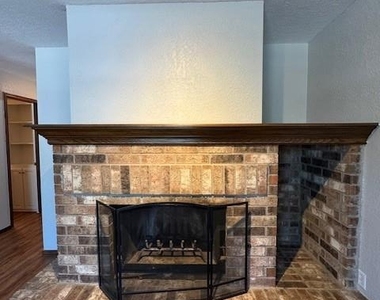 2913 Village Circle - Photo Thumbnail 4