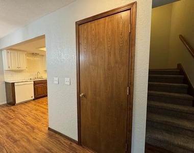 2913 Village Circle - Photo Thumbnail 9