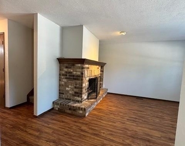 2913 Village Circle - Photo Thumbnail 1