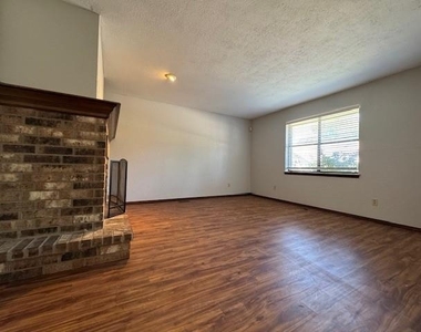 2913 Village Circle - Photo Thumbnail 2