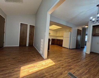 2913 Village Circle - Photo Thumbnail 13