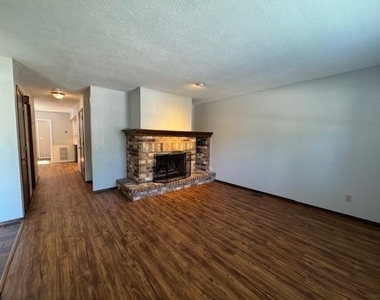 2913 Village Circle - Photo Thumbnail 5