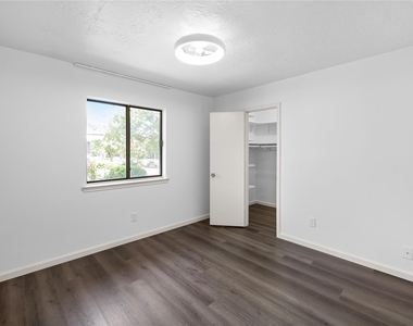 1317 Seabrook Drive - Photo Thumbnail 10
