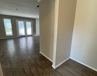 825 Nw 138th Street - Photo Thumbnail 2