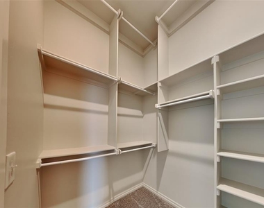 18801 Grove Parkway - Photo Thumbnail 11