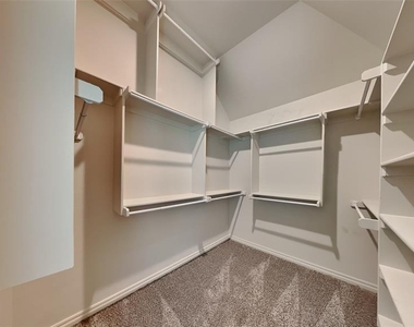 18801 Grove Parkway - Photo Thumbnail 10