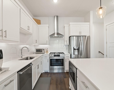 160 W Canty Street - Photo Thumbnail 5