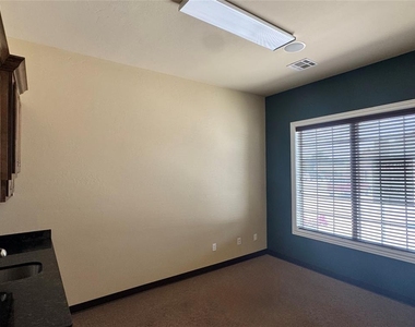 7015 W Hefner Road - Photo Thumbnail 8