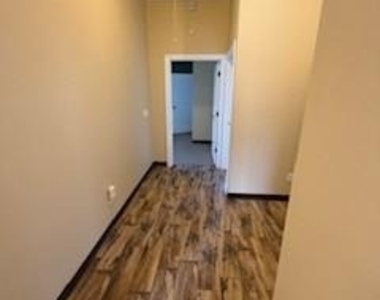 7015 W Hefner Road - Photo Thumbnail 4
