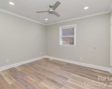 300 Holly Circle - Photo Thumbnail 7