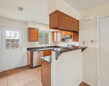 703 Lee Street - Photo Thumbnail 5