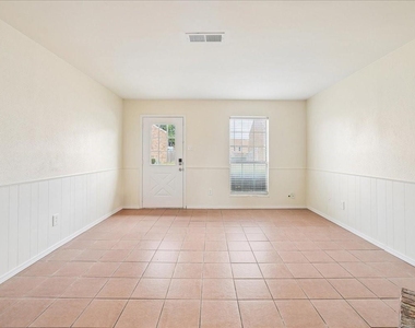 703 Lee Street - Photo Thumbnail 3