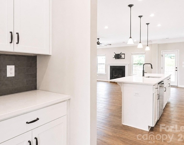 421 Buford Way - Photo Thumbnail 5