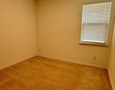 412 Ardsley Lane - Photo Thumbnail 12