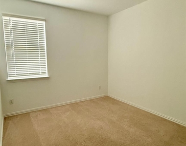 412 Ardsley Lane - Photo Thumbnail 10