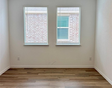412 Ardsley Lane - Photo Thumbnail 17