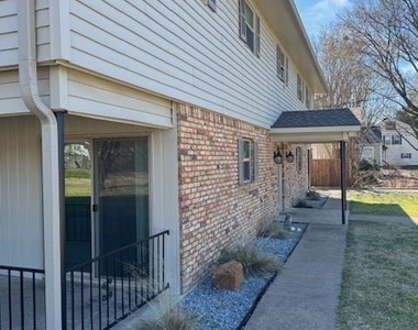 1003 S Houston Street - Photo Thumbnail 5