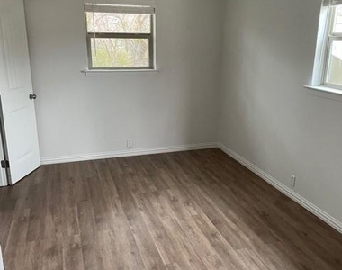 1003 S Houston Street - Photo Thumbnail 3