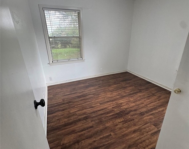 1311 E Inwood Drive - Photo Thumbnail 6