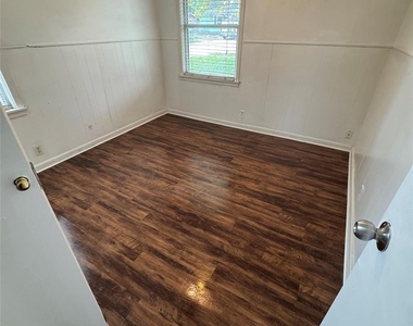 1311 E Inwood Drive - Photo Thumbnail 5