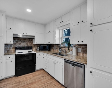 605 Steeplechase Drive - Photo Thumbnail 3