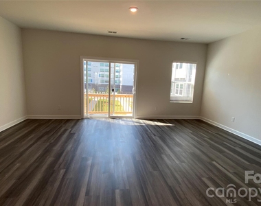 2421 Arbor Loop Drive - Photo Thumbnail 6