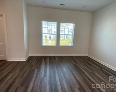 2421 Arbor Loop Drive - Photo Thumbnail 7