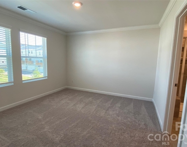 2421 Arbor Loop Drive - Photo Thumbnail 8