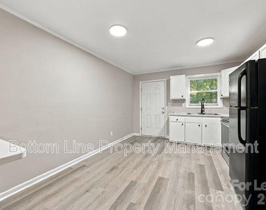 909 Carolina Avenue - Photo Thumbnail 6