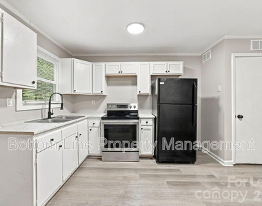 909 Carolina Avenue - Photo Thumbnail 8