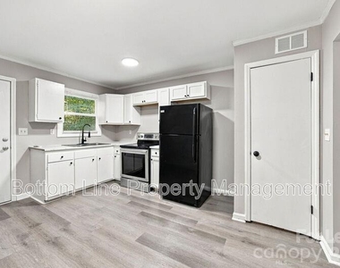 909 Carolina Avenue - Photo Thumbnail 7