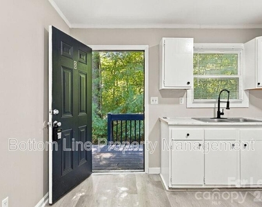 909 Carolina Avenue - Photo Thumbnail 3