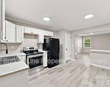 909 Carolina Avenue - Photo Thumbnail 4