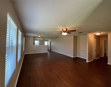 4888 Parkview Hills Lane - Photo Thumbnail 2