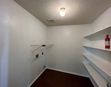 4888 Parkview Hills Lane - Photo Thumbnail 5